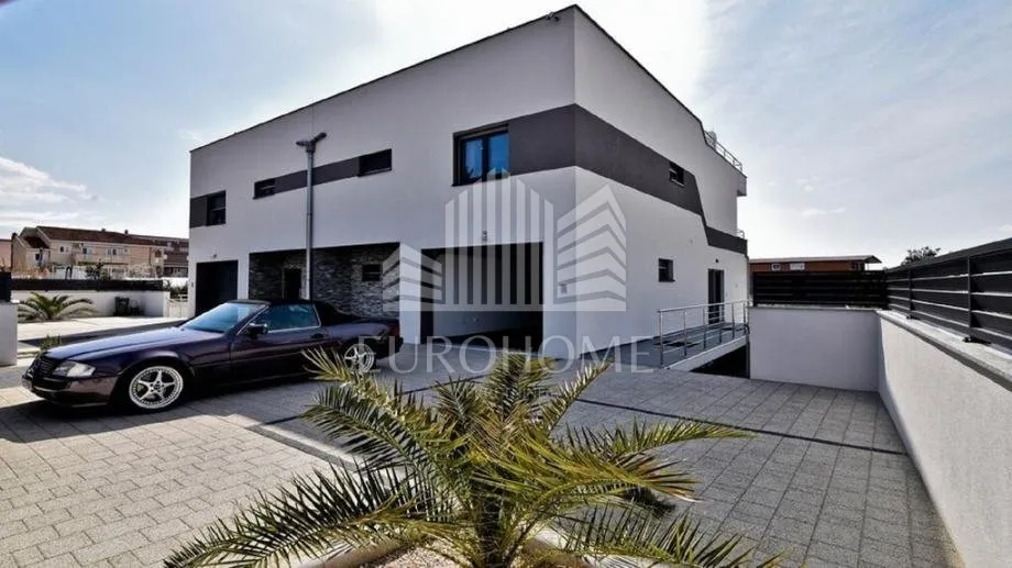 zadar, diklo, dugoročan najam 3 kata, 250m2 - slika 3