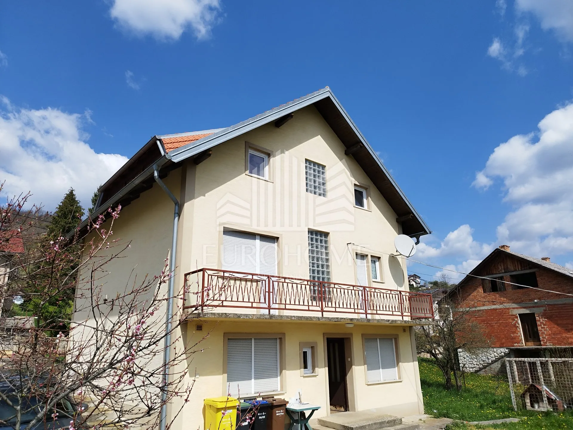 kuća 1.145€/m2, 240m2, 3 stana - slika 1