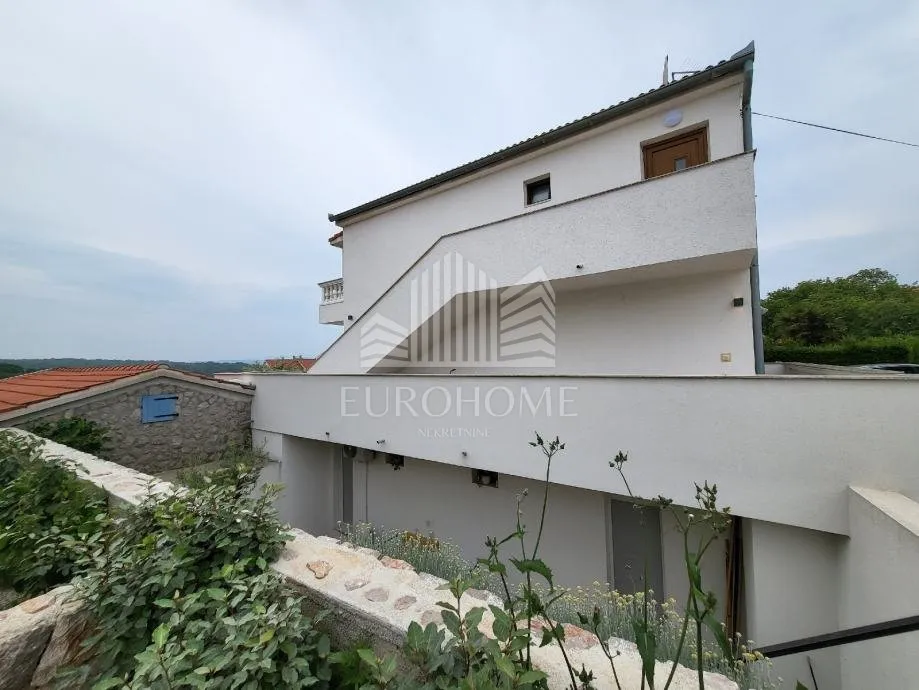 kuća sa 5 apartmana i bazenom, 360 m2 njivice - slika 4