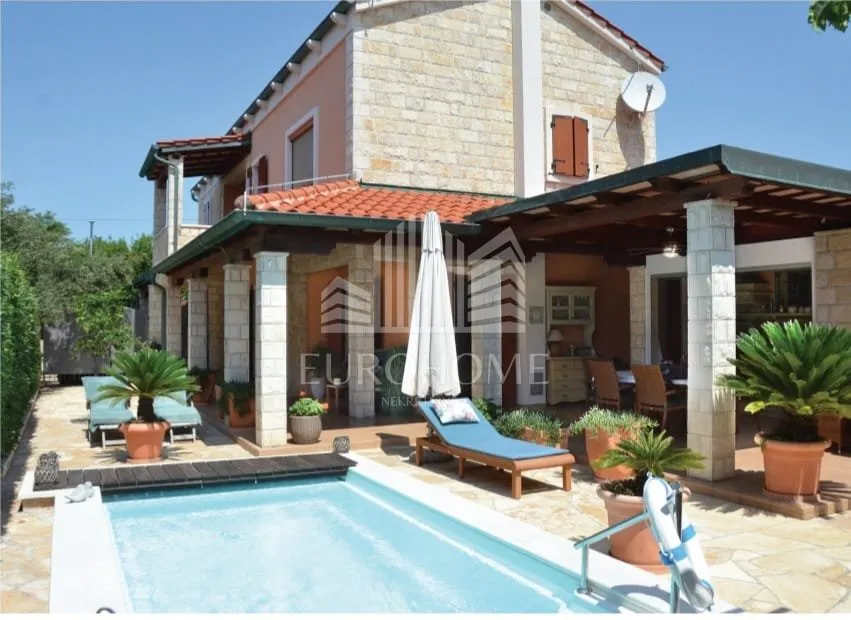 Luksuzna vila s bazenom, centar Novalje, 250m od mora - Novalja