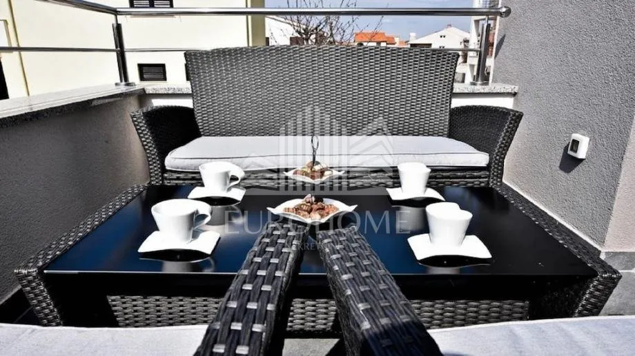 zadar, diklo, dugoročan najam 3 kata, 250m2 - slika 6