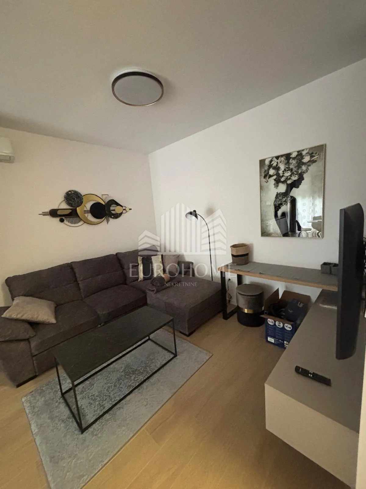 stan 45 m², novogradnja, garaža, balkon, najam - slika 2