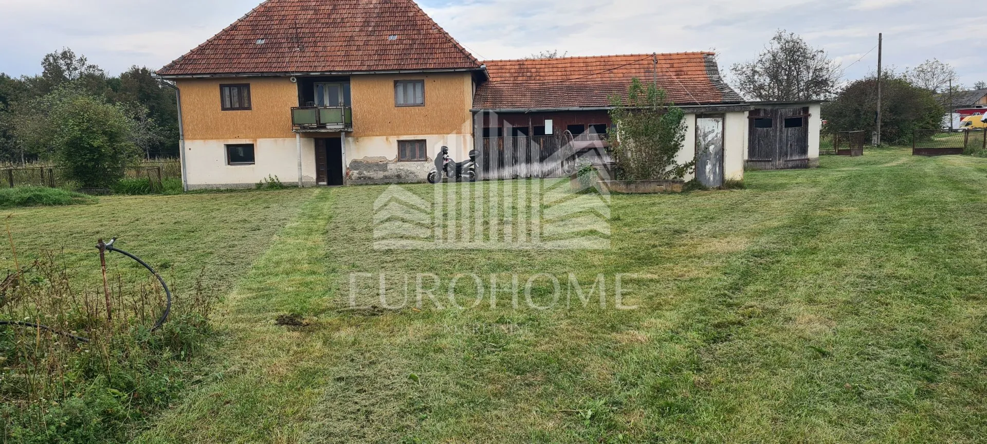 Kuća: Dvoranci, 184.00 m2 - ukupno 43300 m2 zemljišta - Dvoranci, Pisarovina