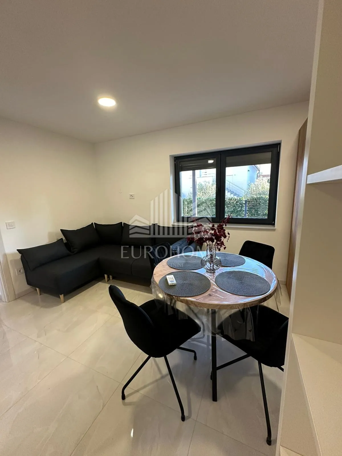 šibenik-vodice luksuzan kompletno namješten stan142.418m2 - slika 8
