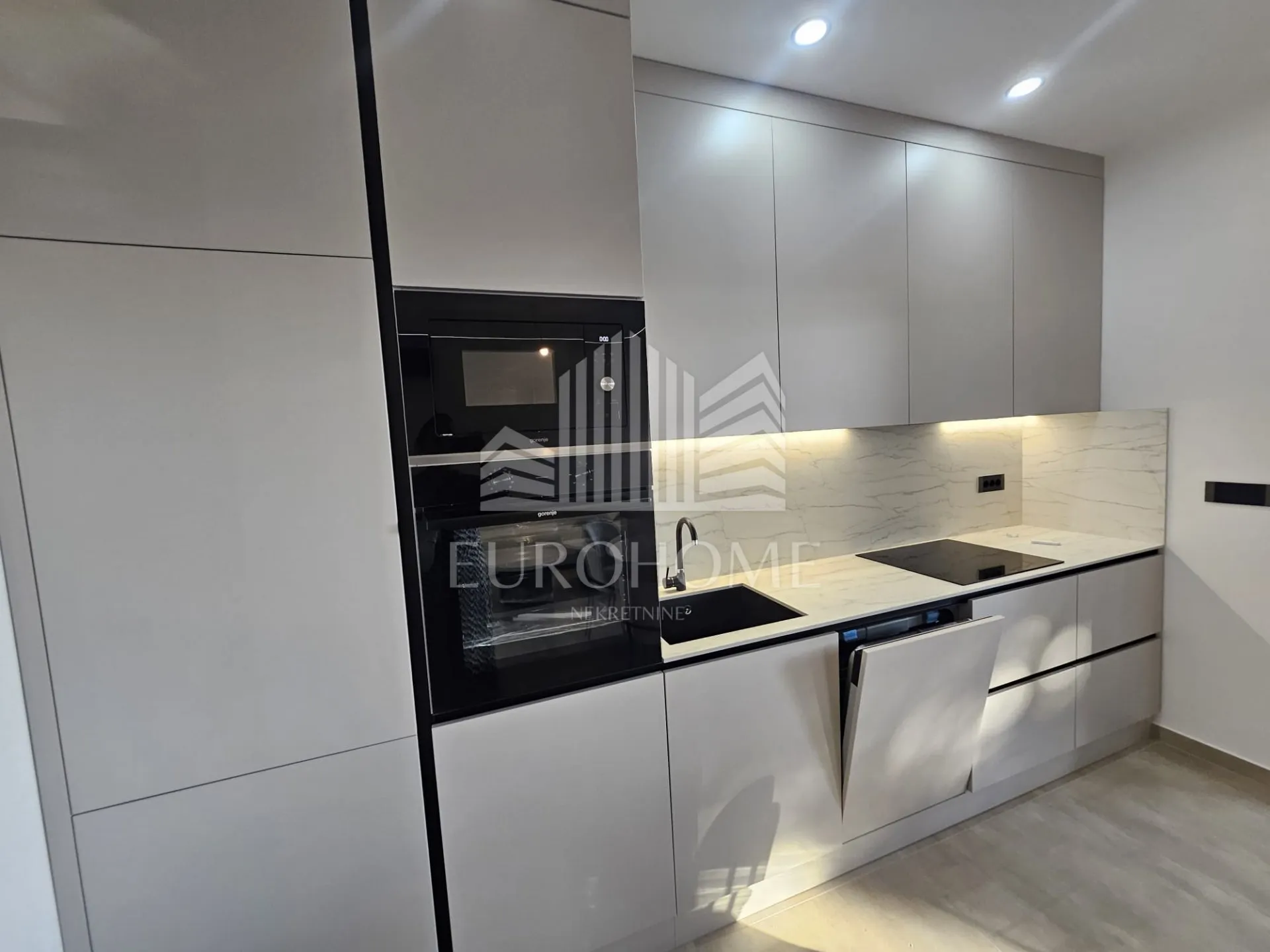 diklo,moderan penthouse uz more, kompletno namješten,odmah useljiv - slika 10