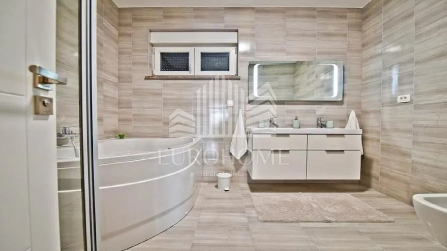zadar, diklo, dugoročan najam 3 kata, 250m2 - slika 13