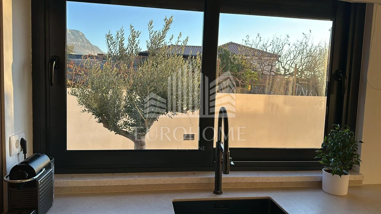 split, luxury villa, for 6 months or one year rent - slika 58