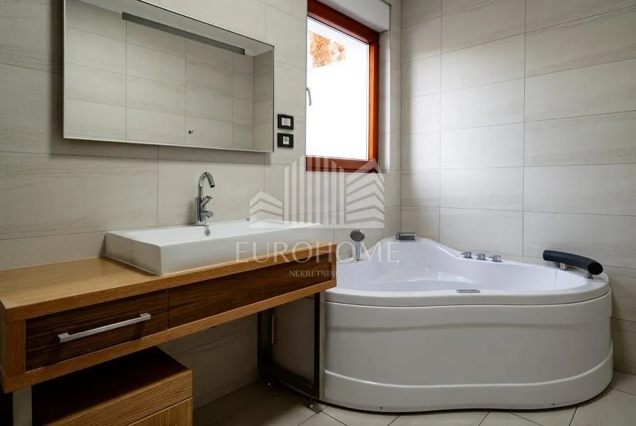 vila sa dva stana 427m2, vrt gramača, šestine - slika 13