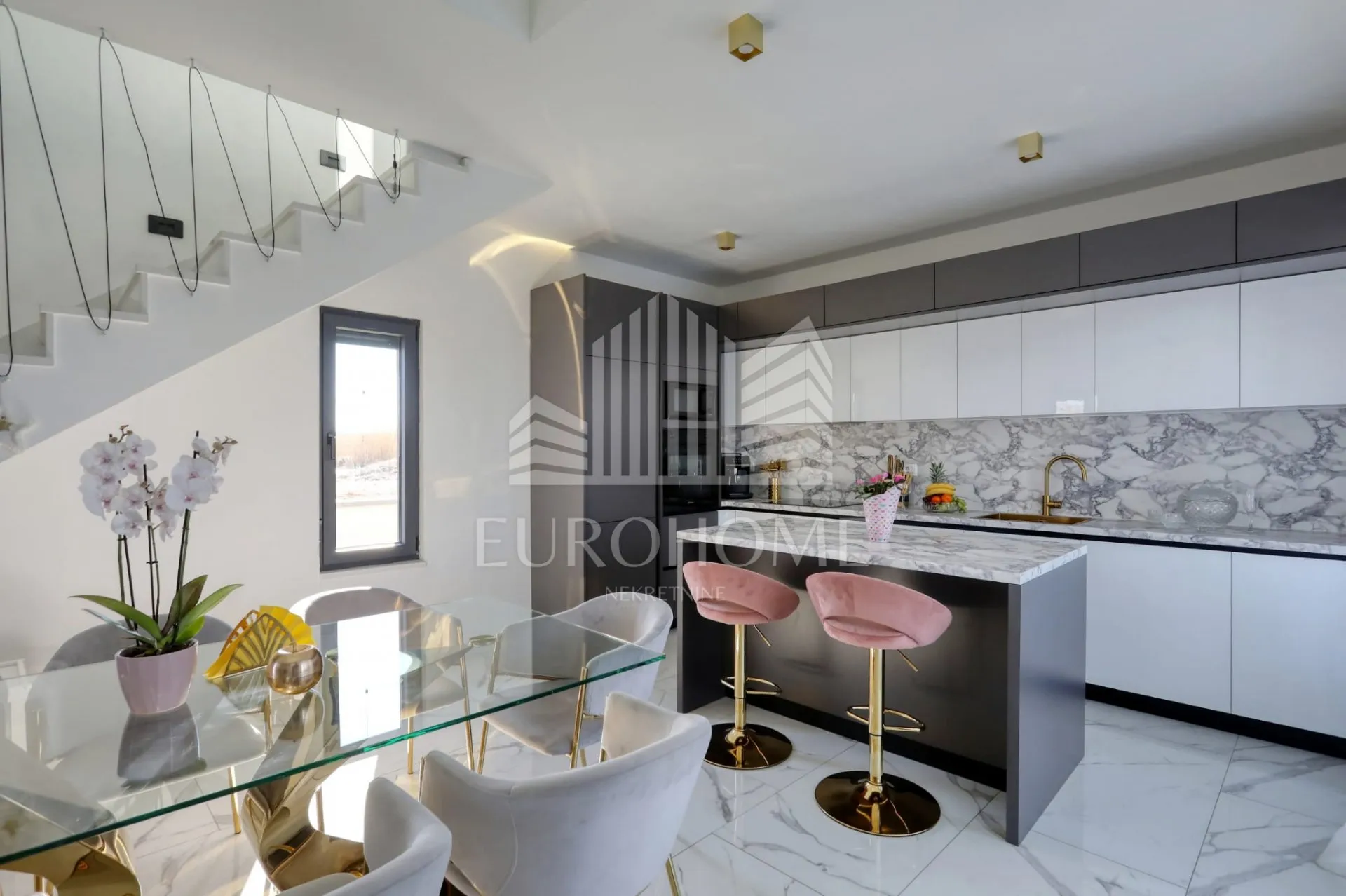 potpuno opremljena vila, privlaka (464 m2) - slika 15