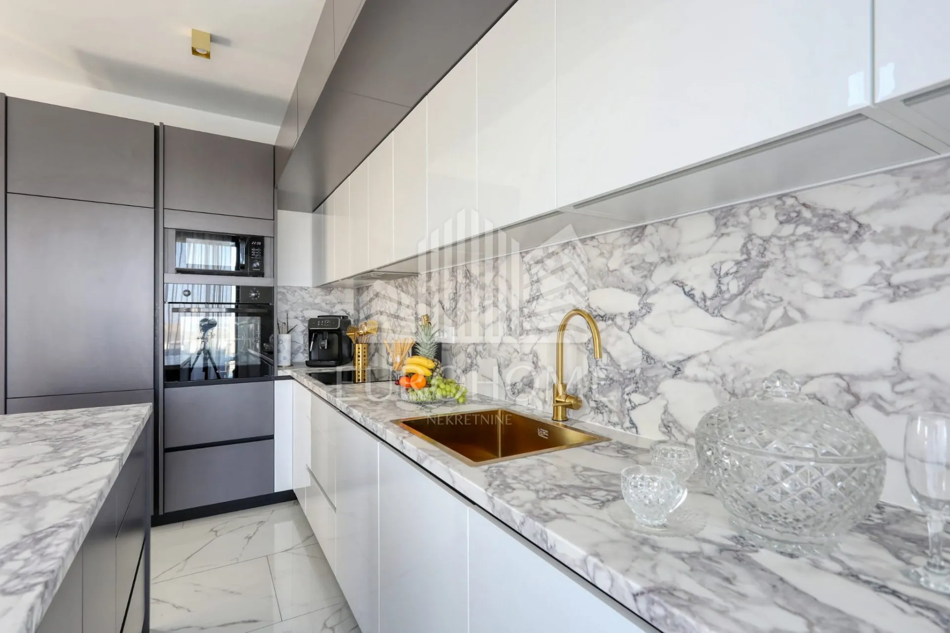 potpuno opremljena vila, privlaka (464 m2) - slika 9