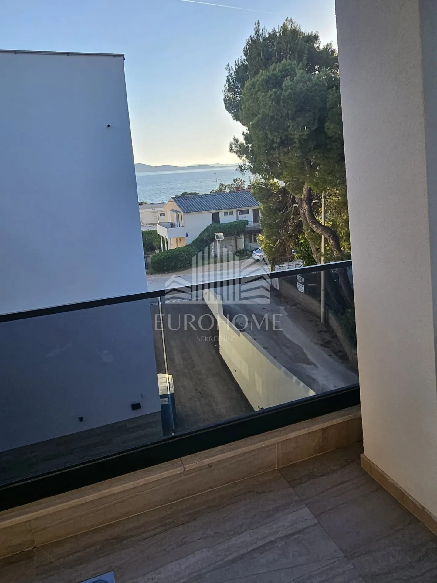 diklo,moderan penthouse uz more, kompletno namješten,odmah useljiv - slika 13