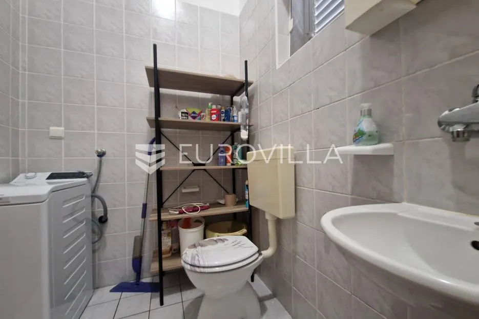 vir, kuća s dva apartmana, 6 spavaćih soba i velikim privatnim dvorištem - slika 33