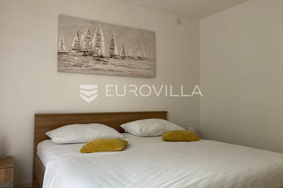 starigrad, tribanj, prostrana kuća s pogledom na more i šest apartmana - slika 33