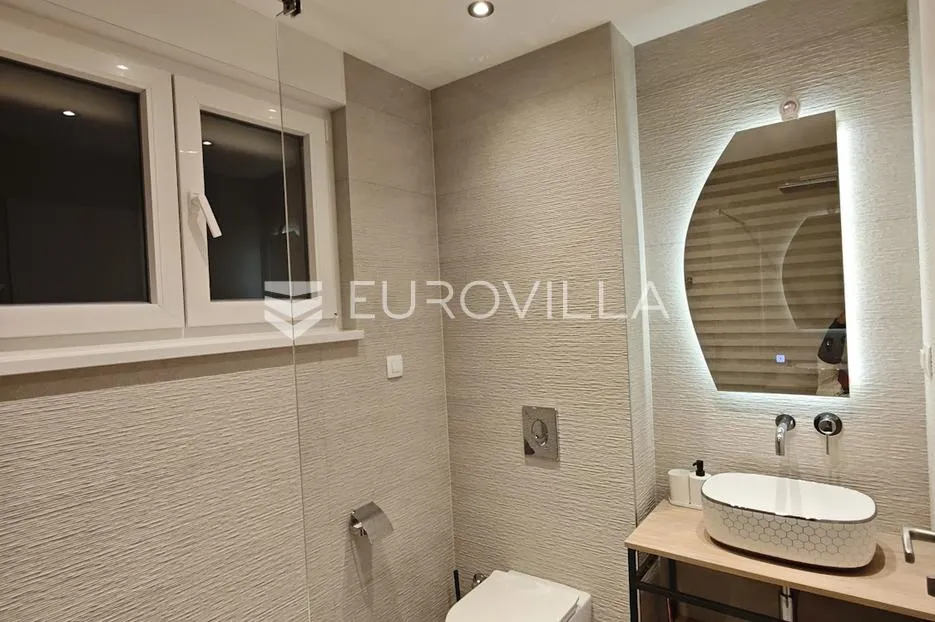 trogir, čiovo, dizajnerski uređen dvosoban stan s krovnom terasom garaža, jacuzzi - slika 14