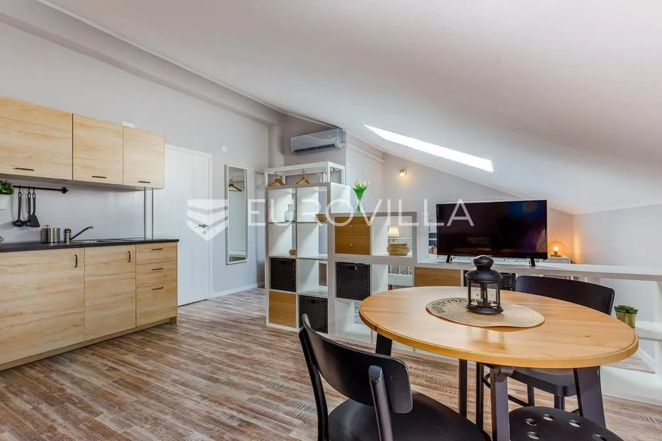 rijeka, centar, novouređen dvoetaži stan nkp 125 m2 s četiri apartmana - slika 22