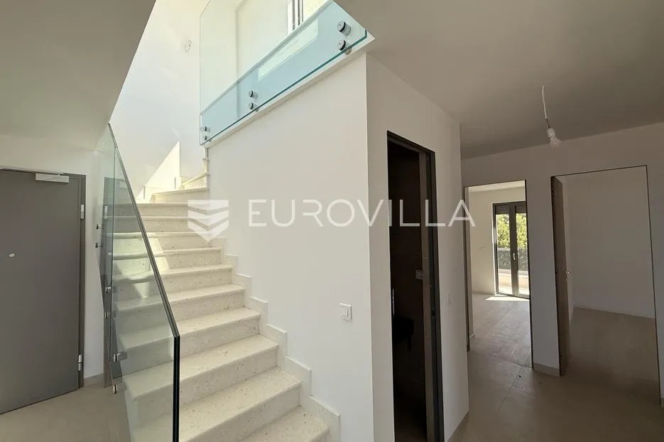 ekskluzivan trosoban stan u diklu, zadar, 136 m² s krovnom terasom i pogledom na more - slika 6