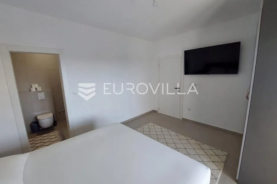 vodice, luksuzan dvoetažni stan s bazenom i garažom, potpuno opremljen - slika 7