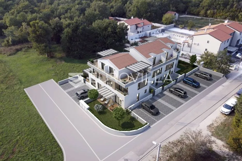 poreč, prekrasan i moderan trosobni stan u kući u nizu od 125 m2 s velikim vrtom - slika 2