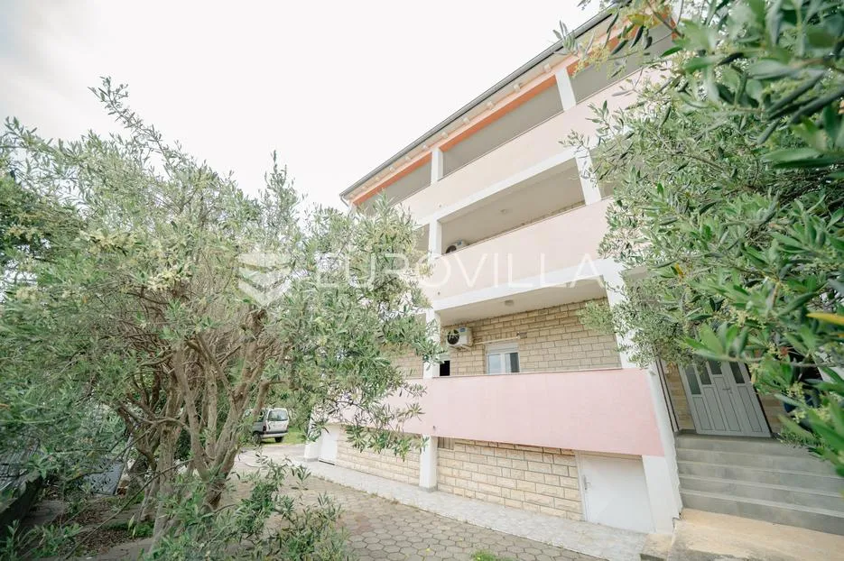 zadar, bibinje, kuća u centru s tri odvojena stana i pogledom na more - slika 2