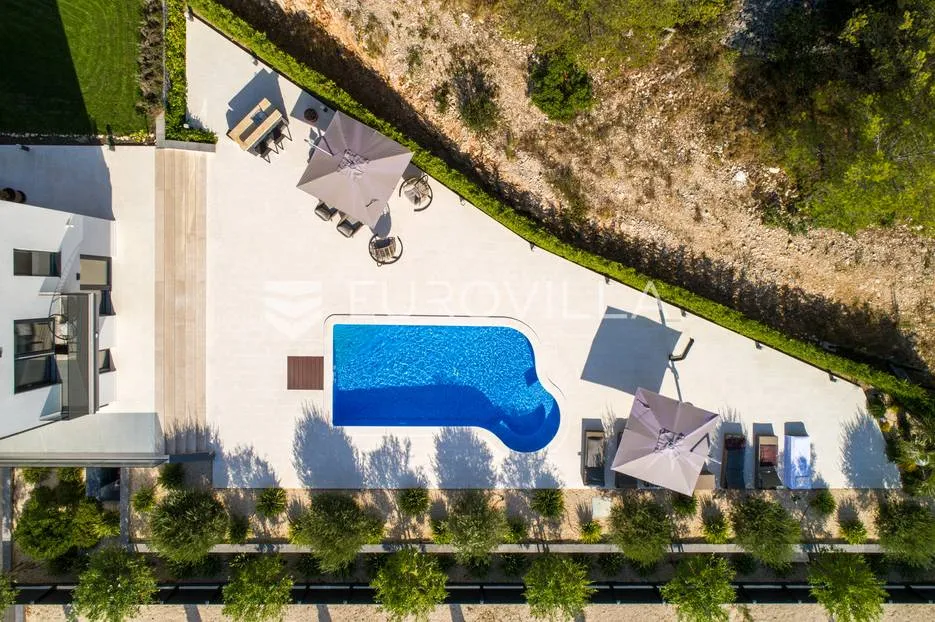 šibenik, vila s bazenom, saunom i vrtom dostupna od kolovoza - slika 8