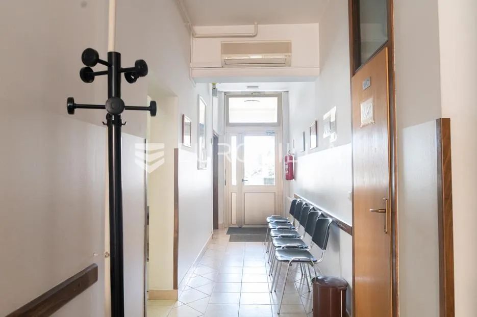 đakovo, ordinacija 53 m² u centru grada, potpuno opremljena - slika 10