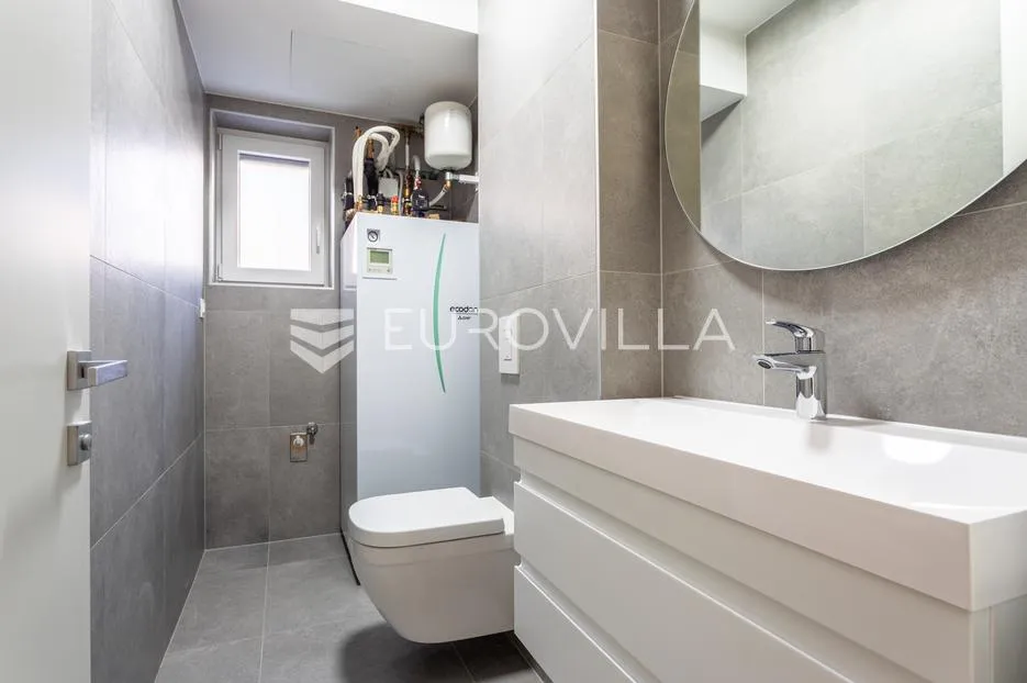 vodice, novogradnja, prostran apartman s dvorištem u centru mjesta, 148,24 m² - slika 11