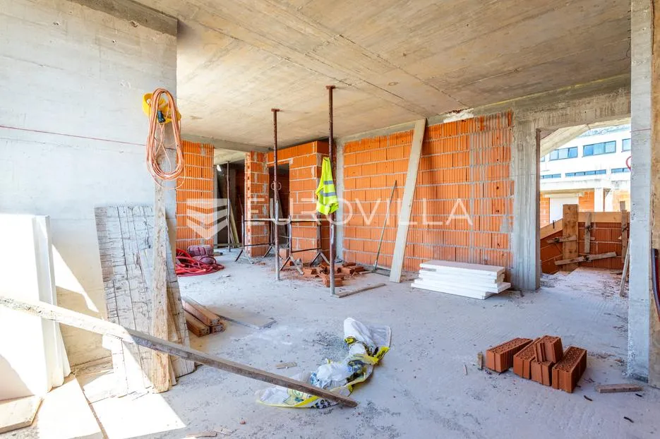 kaštel lukšić, trosoban penthouse s krovnom terasom i dva parkirna mjesta - slika 32