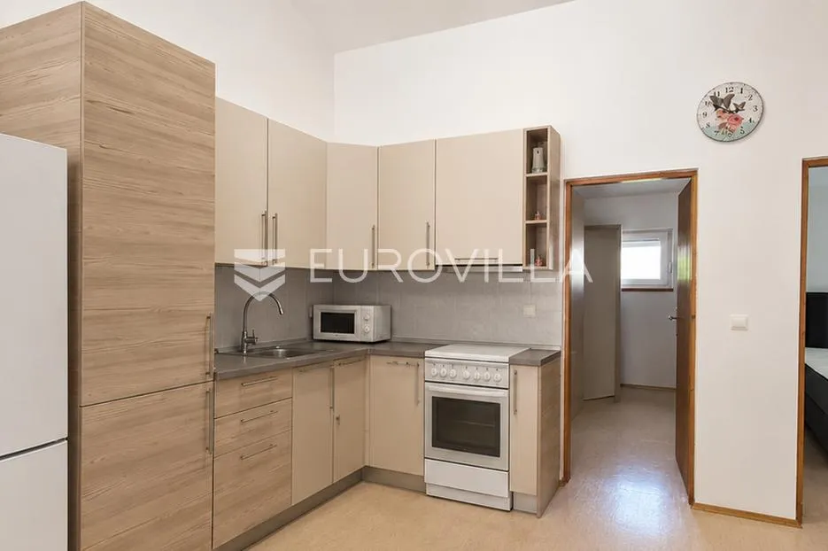 vir, kuća s dva apartmana, 6 spavaćih soba i velikim privatnim dvorištem - slika 24