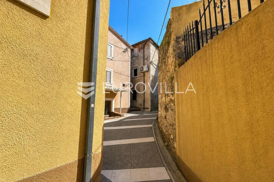 senj, stan 45 m² u staroj gradskoj jezgri, 150 m od mora - slika 12