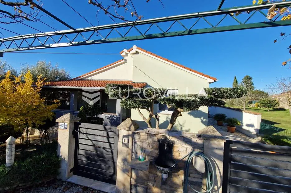istra, pula - veli vrh, dvije samostojeće prizemnice sa bazenom nkp 50 m2 i 90 m2 - slika 44