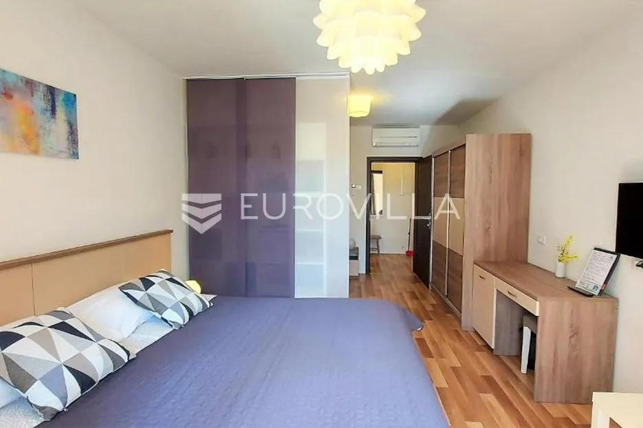 bale, samostojeća kuća s 3 apartmana - slika 11