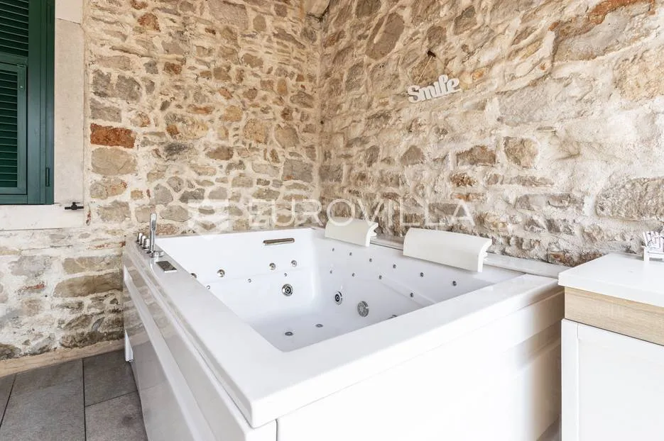 hvar, vrbanj, renovirana kamena kuća - slika 16
