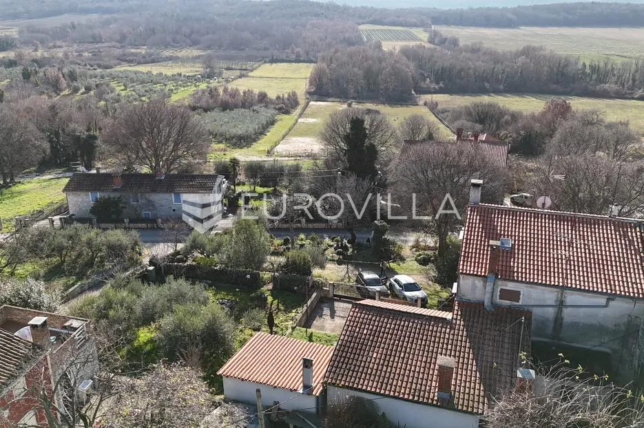 istra, poreč okolica, kuća s dva stana i dvorištem na mirnoj lokaciji - slika 3