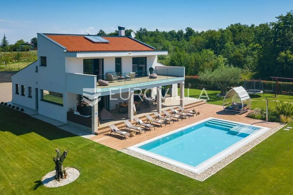 višnjan, prekrasno raspoređena vila okružena zelenilom, nkp 242 m2, na velikoj uređenoj okućnici - slika 27