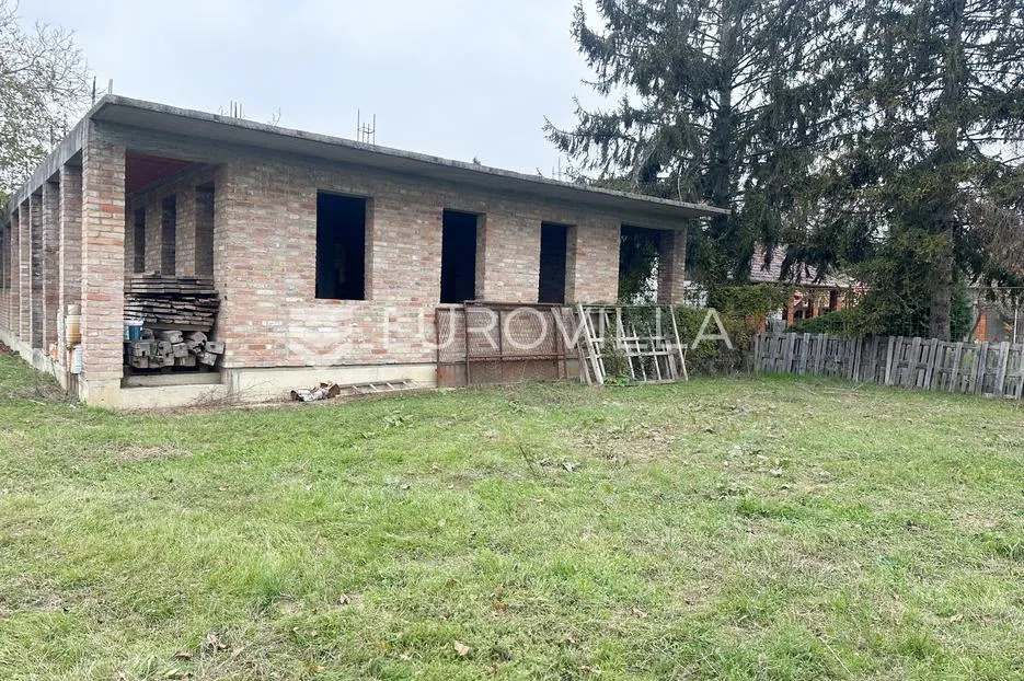Vinkovci, Zalužje, roh bau vikendica 297,89 m² na zemljištu površine 6263 m²