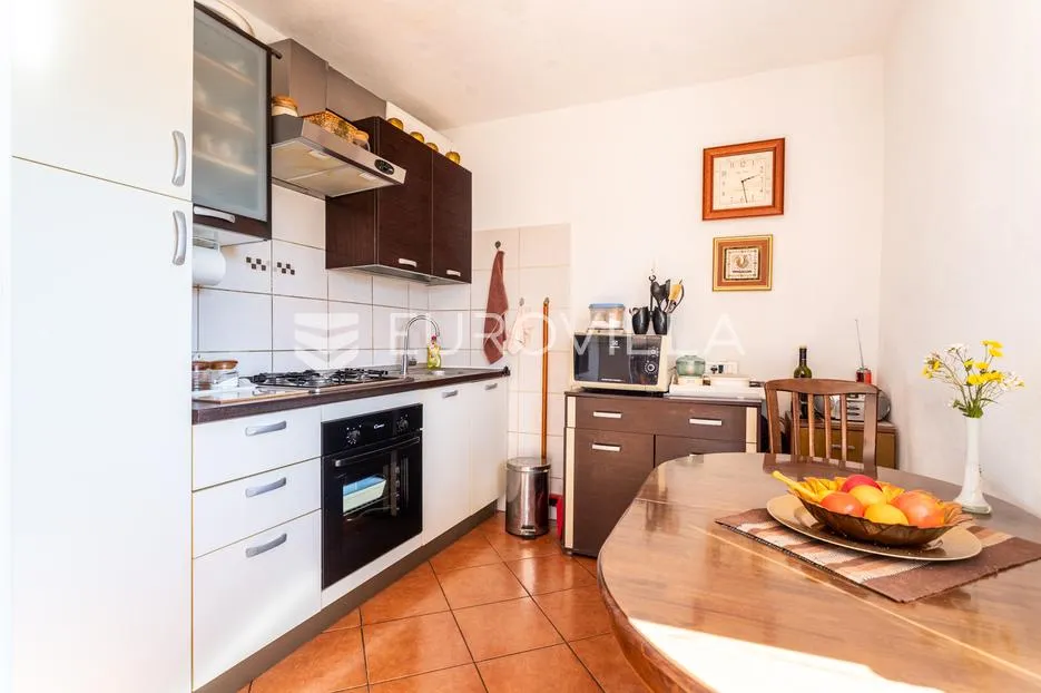 šibenik, brodarica, kuća sa velikim dvorištem 247,2 m² - slika 11