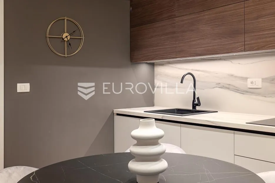 rijeka, centar, novouređen luksuzan stan 100 m² s tri apartmana - slika 17