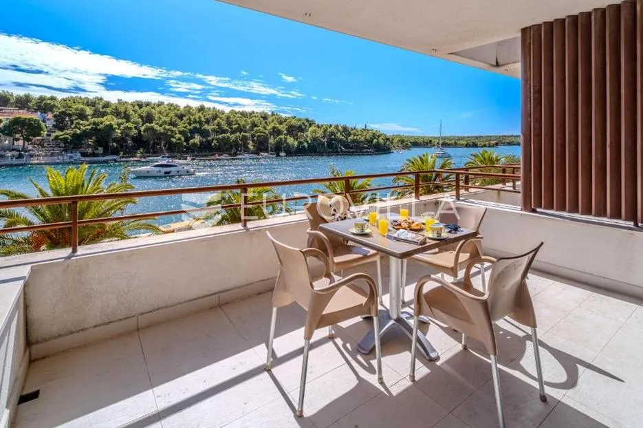 Brač, Milna, dvosoban apartman prvi red uz more, prizemlje