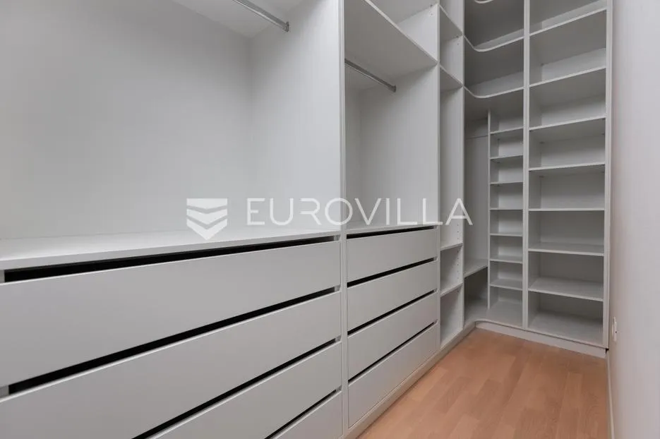 rijeka, donja vežica, peterosobni stan 186 m², dva balkona, parking - slika 13