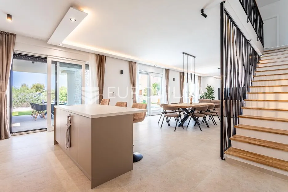 brodarica, moderna vila s bazenom, 283,62 m² - slika 12