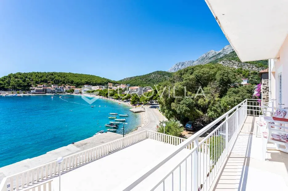 Drvenik, Makarska rivijera, više apartmanska kuća prvi red do mora