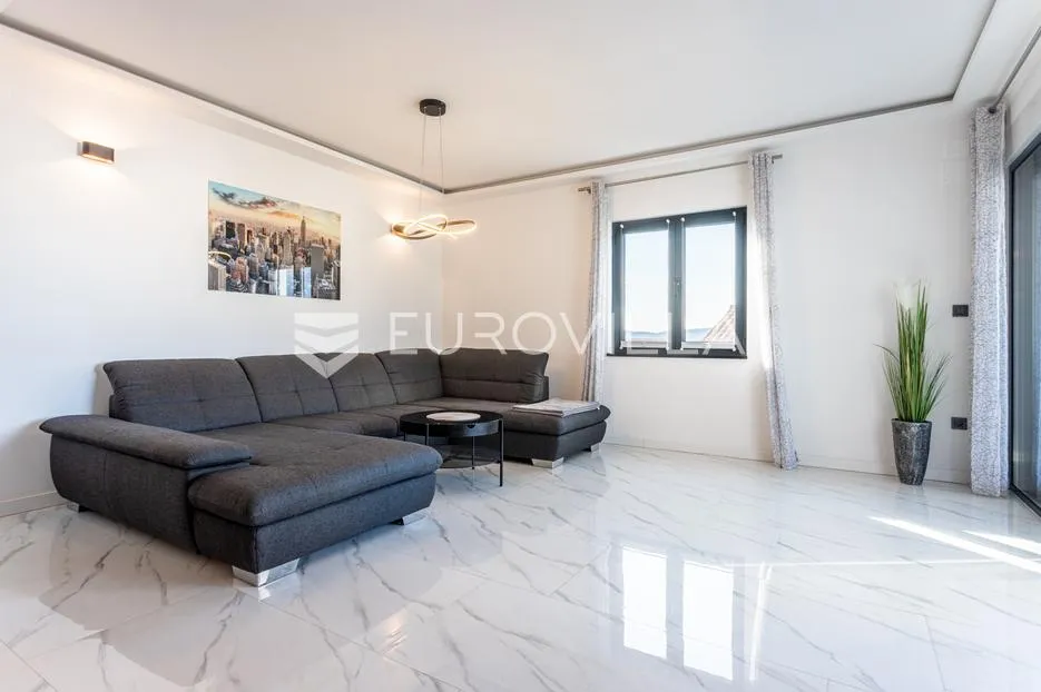 vodice, srima prekrasan penthouse, 50 metara od mora - slika 4