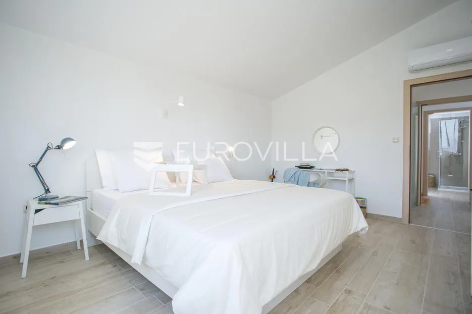 trogir - plano, kuća s bazenom na mirnoj lokaciji - slika 9