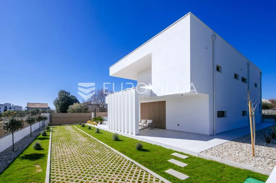 zadar, luksuzna vila s bazenom, savršen spoj elegancije i komfora - slika 10