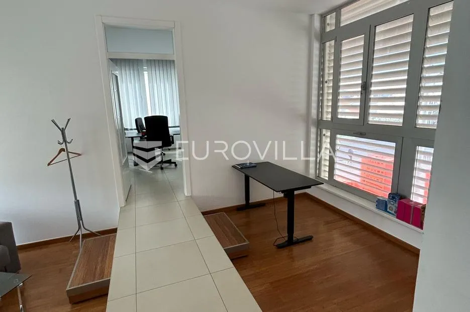 trogir, uredski poslovni prostor na frekventnoj lokaciji - slika 2