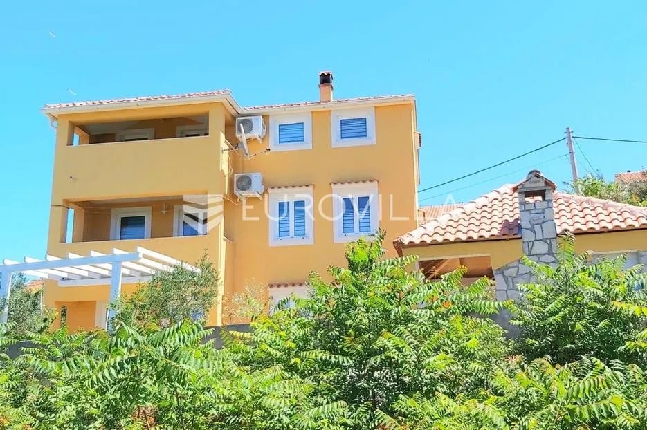 Otok Lošinj, kuća sa četiri apartmana, 220 m², na mirnoj lokaciji blizu mora - Ćunski, Mali Lošinj
