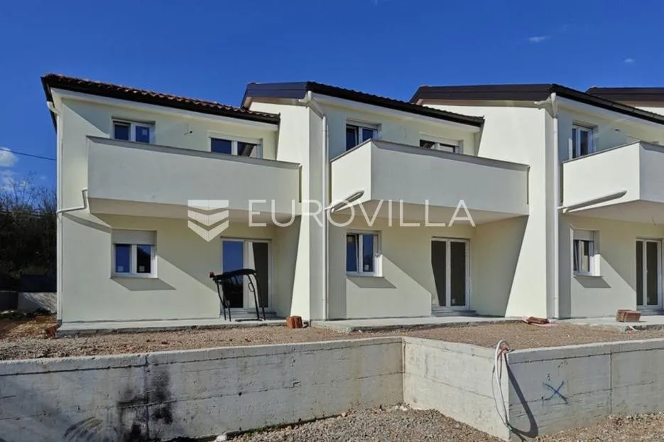 Rijeka, Škurinje, kuća u nizu, 100 m², odlična lokacija, četverosoban stan, visoki roh, bau
