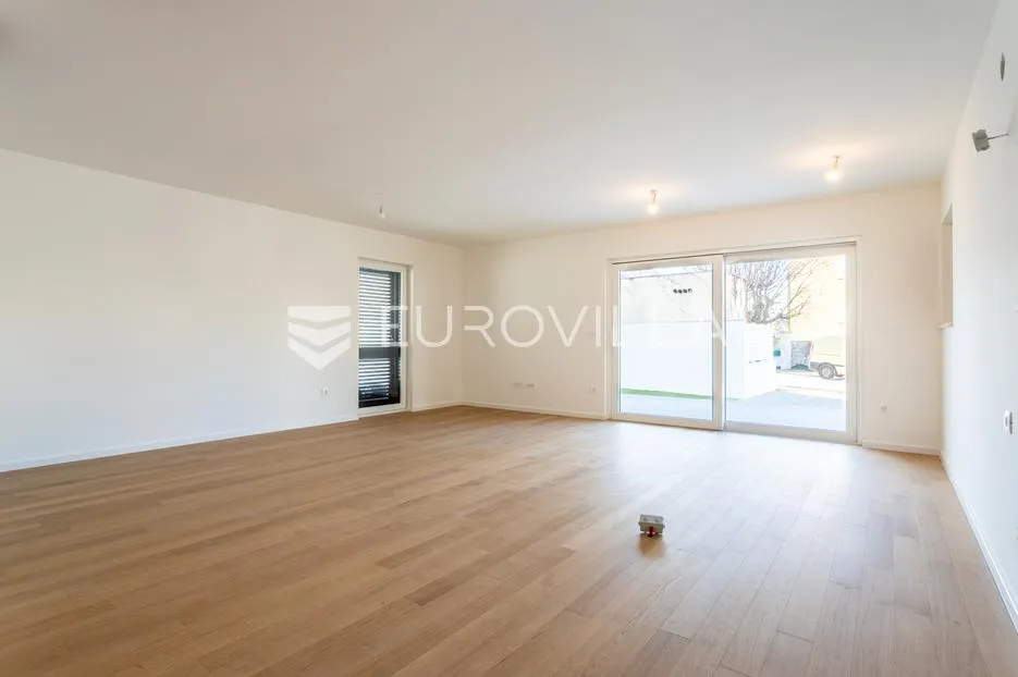 Vodice, NOVOGRADNJA, prostran apartman s dvorištem u centru mjesta, 146,06 m²