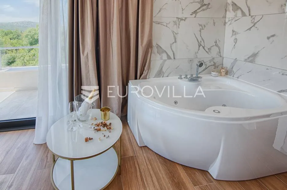 šibenik, prekrasna villa s bazenom i košarkaškim igralištem - slika 48
