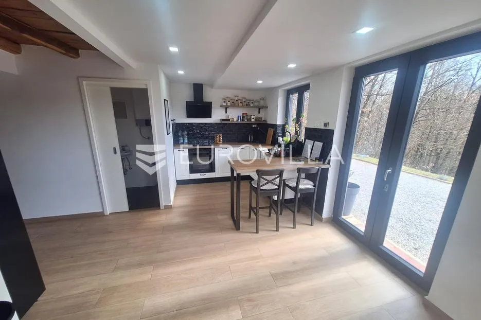 karlovac, mala švarča, kuća 145 m², novouređena, velika parcela, mirna lokacija - slika 6